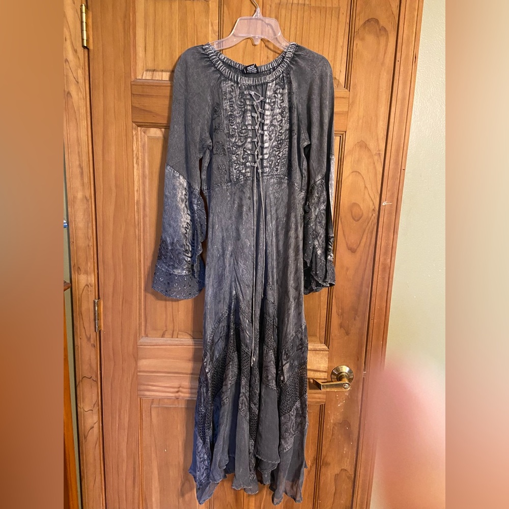 Gorgeous fairy like dress. Pictures don’t do justice. Size small